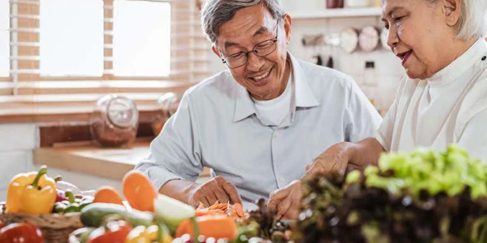 Người cao tuổi ăn sáng muộn: Tác hại không ngờ đến sức khỏe và tuổi thọ